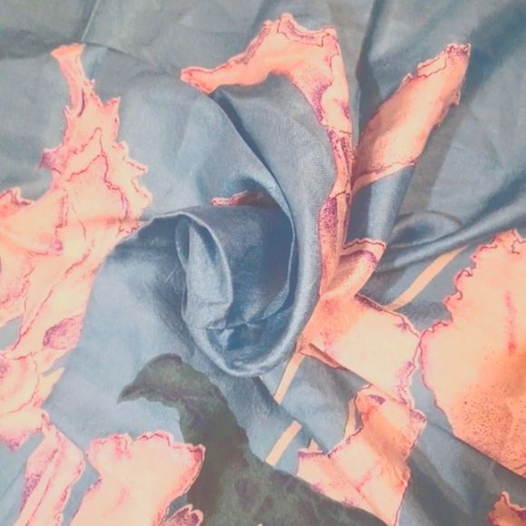 Stunning huge 100% silk scarf or wall hanging with a water and flower motif - Picture 7 of 8